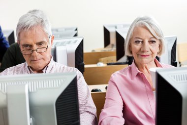 Son sınıf öğrencileri sınıfta bilgisayar kullanma