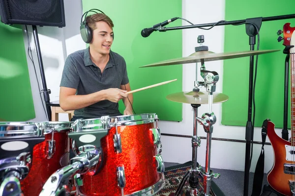 Batteur masculin jouant de la cymbale dans le studio d'enregistrement — Photo