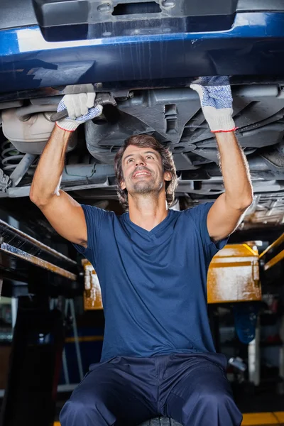 Reparação mecânica debaixo do carro — Fotografia de Stock