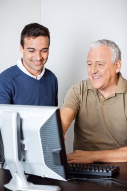 Komuta sizde bilgisayar dersinde yardımcı öğretmen