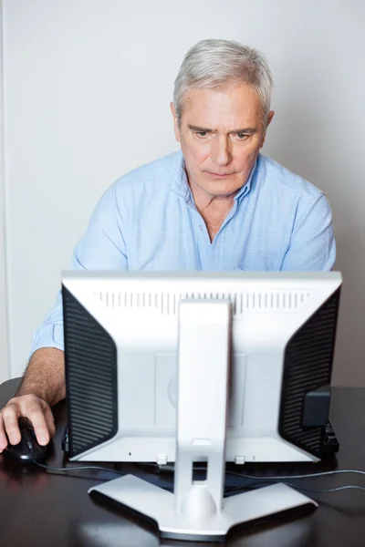 Konzentrierter Senior benutzt Computer im Unterricht — Stockfoto