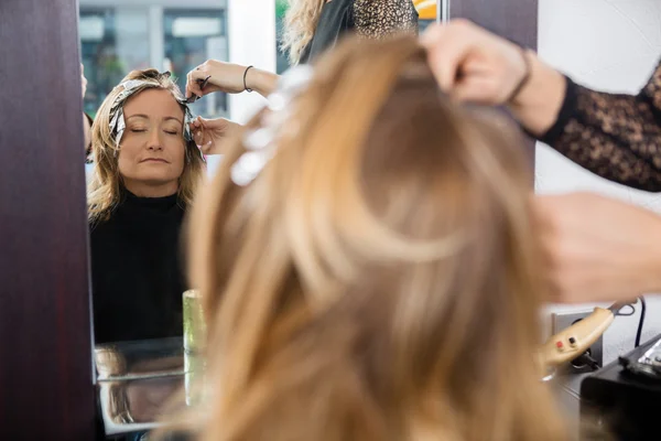 Donna che ha i capelli tinti in salone di bellezza — Foto Stock