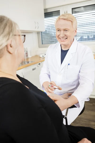 Médico sorrindo Coletando Sangue de Pacientes Sênior Para Teste Em — Fotografia de Stock