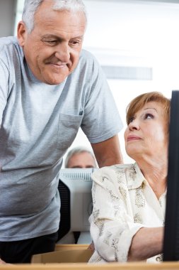 Komuta sizde kadın bilgisayar dersinde yardımcı