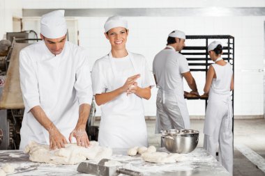 Fırında hamur topları erkek arkadaşı tarafından yapım Baker
