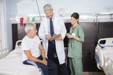 Rehabilitasyon Merkezi kıdemli hastada açıklayan rapora doktor