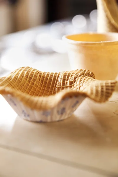 Waffelschüssel auf Theke in Eisdiele — Stockfoto