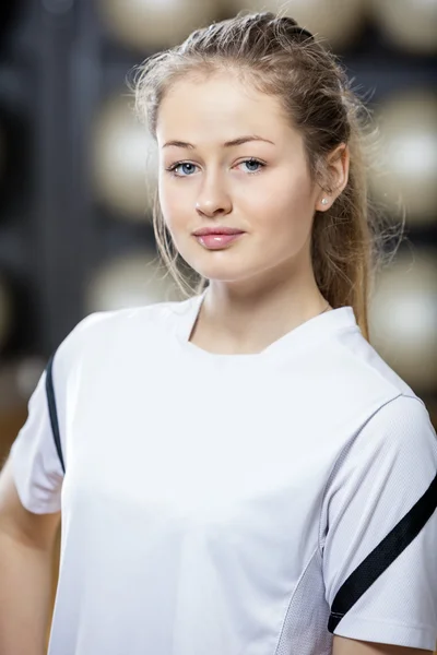 Vertrouwen vrouw In sportkleding permanent op sportschool — Stockfoto