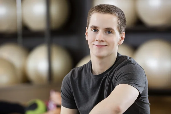 Homem sorrindo no centro de fitness — Fotografia de Stock