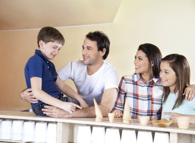 Bardak ve koniler seçme çocuk bakarak aile