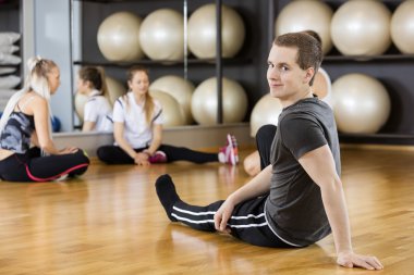 Arkadaş grubu Fitness Center'da parke katta oturan adam