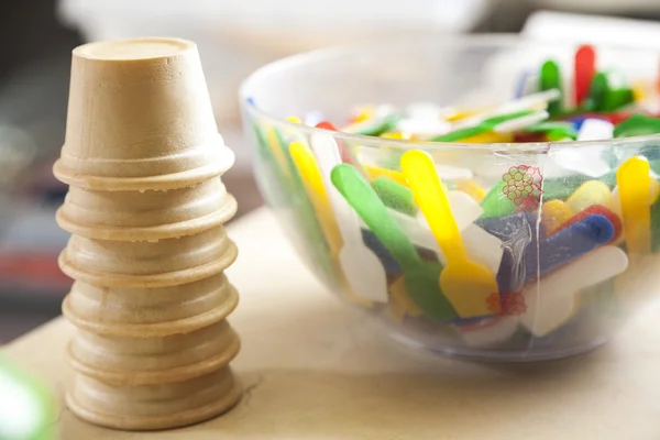 Чашки мороженого от разноцветных ложек в миске — стоковое фото