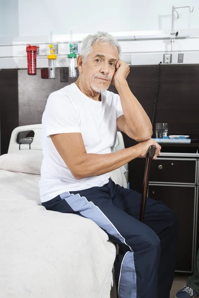 Triest Senior Man met wandelstok in Rehab Center — Stockfoto