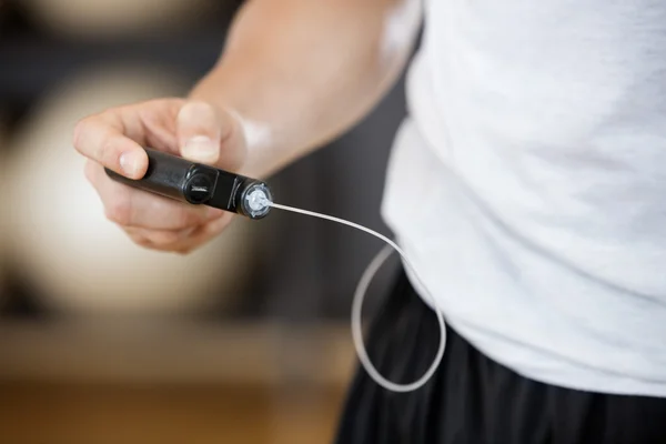 Mittelteil des Mannes mit Glukosemesser im Fitnessstudio — Stockfoto