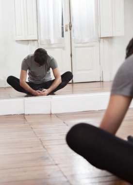 Bale eğitmeni aynanın önünde gerçekleştirme