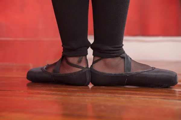 Sección Baja De Bailarina Femenina Usando Zapatos de Ballet —  Fotos de Stock