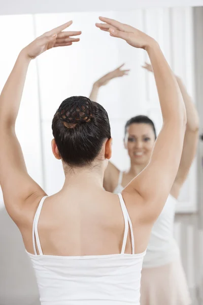 Bailarina practicando mientras mira el espejo —  Fotos de Stock