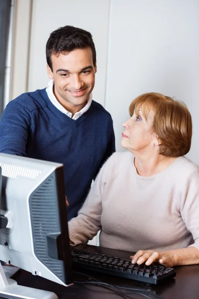 Leraar Senior vrouw te helpen tijdens de les van de Computer — Stockfoto