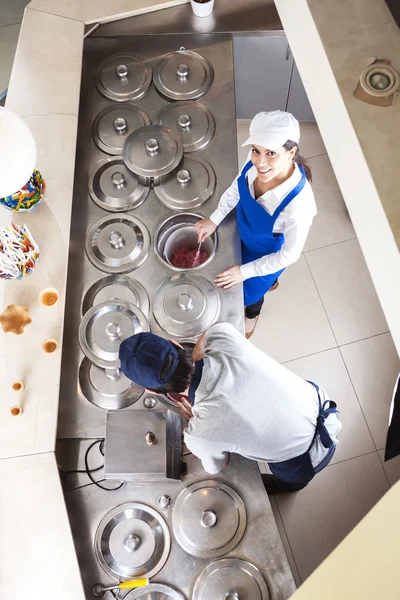 Cameriera in piedi da collega a contatore in gelateria — Foto Stock