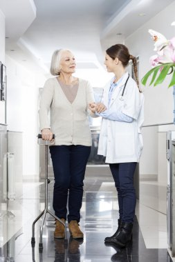 Baston Rehabilitasyon Merkezi ile yardımcı kadın kıdemli doktor