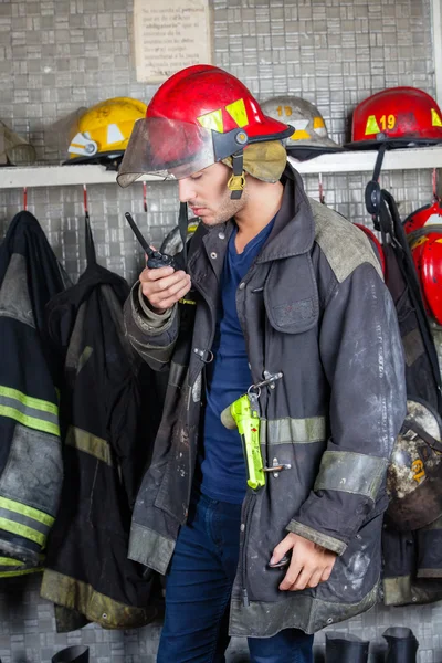 Hasič použití Walkie Talkie v požární stanice — Stock fotografie