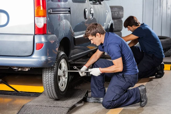 Mecânica masculina Fixação de pneus de carro — Fotografia de Stock