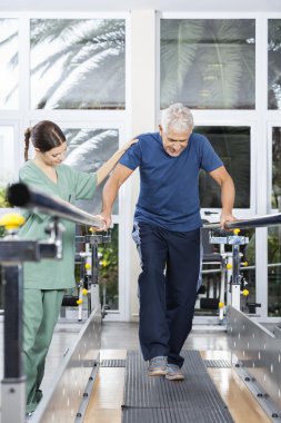 Kadın fizyoterapist komuta sizde rehabilitasyon CE yürüyüş için motive