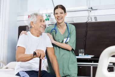 Erkek hemşire ayakta rehabilitasyon Merkezi'nde kıdemli hasta tarafından