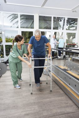 Hemşire Scrubs Walker Fitness stüdyosu olan adam yardımcı olarak