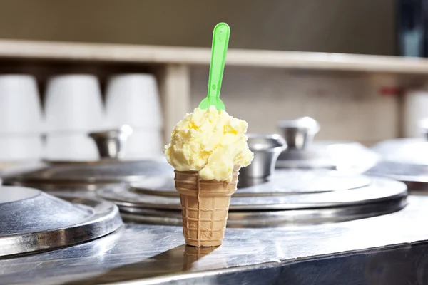 Crème glacée à la vanille en cône sur le comptoir en magasin — Photo