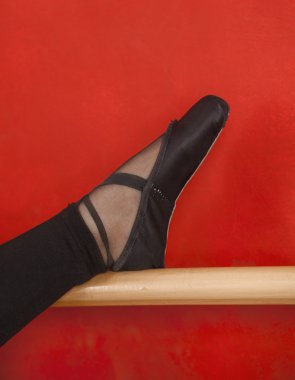 Barre kırmızı duvara balerinler bacak