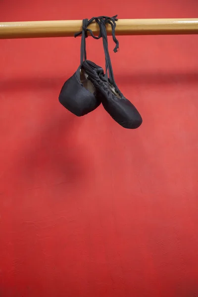 Sapatos de balé pendurados no corrimão — Fotografia de Stock