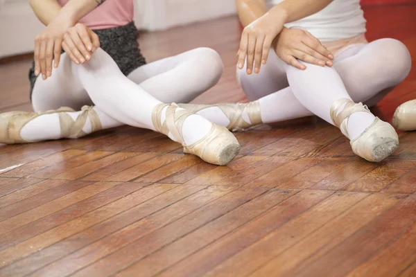 Dançarinos de balé realizando enquanto sentado no chão — Fotografia de Stock