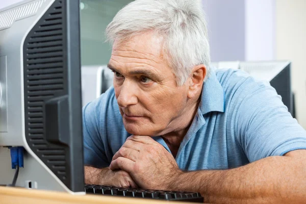 Senior Man Computer In de klas kijken bezorgd — Stockfoto