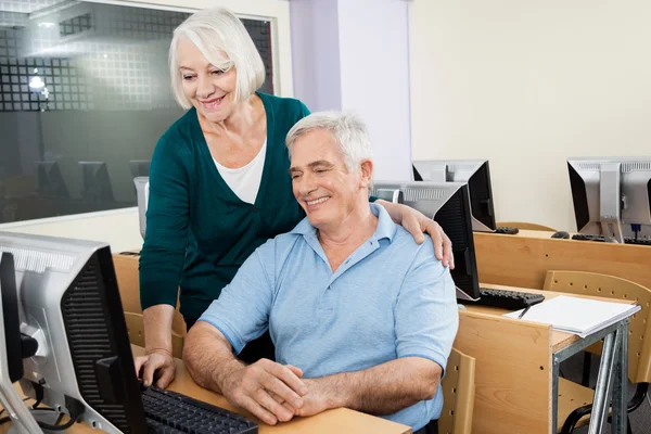 Senior Mann und Frau benutzen Computer im Unterricht — Stockfoto