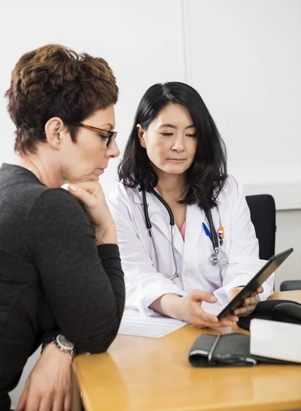 Ärztin zeigt Patientin digitales Tablet — Stockfoto