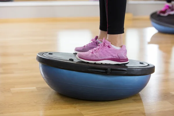 Baixa seção de mulher se exercitando na bola Bosu — Fotografia de Stock