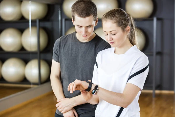 Male And Female Friends Looking At Pedometer — Stock Photo, Image