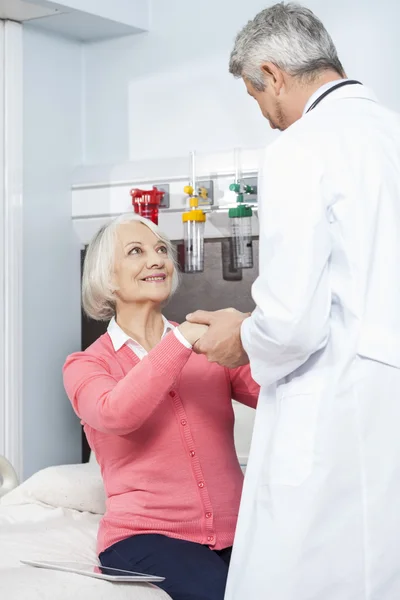 Dokter bedrijf patiënten Hand In Rehab Center — Stockfoto