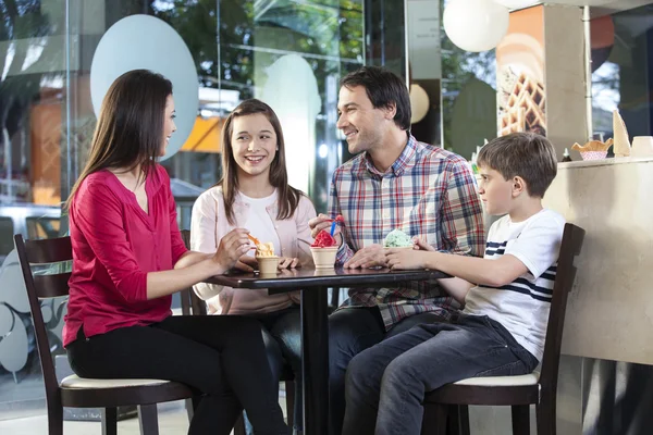 Familia en casuales teniendo helados en el salón — Foto de Stock