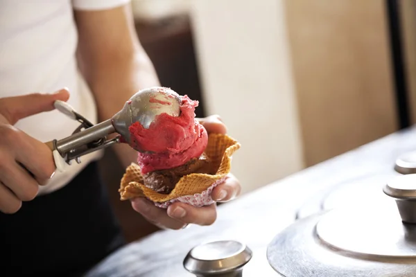 Cropped Image Of Waiter Serving Chocolate And Strawberry Ice Cre — Stock Photo, Image