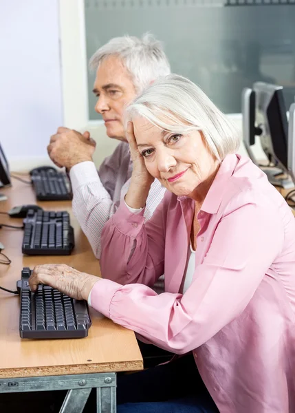 Lachende Senior vrouw In Computer klasse — Stockfoto