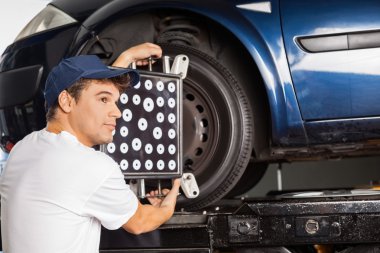 Garajda araba tekerleği Aligner kullanarak makinist
