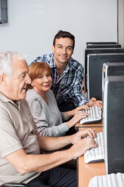 Son sınıf öğrencileri bilgisayar sınıfı ile mutlu öğretmen