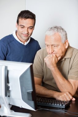 Kıdemli öğrenci bilgisayar dersinde yardımcı öğretmen