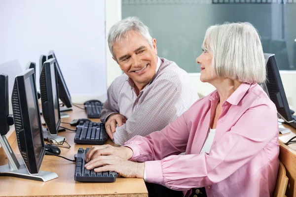 Heureux étudiants seniors communiquant en classe d'informatique — Photo