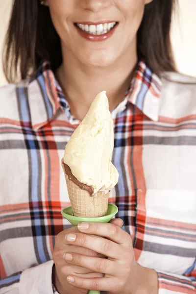 Счастливая женщина держит в руках ванильное мороженое — стоковое фото