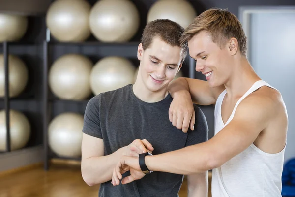 Αρσενικούς φίλους τον έλεγχο Pedometer στο γυμναστήριο — Φωτογραφία Αρχείου