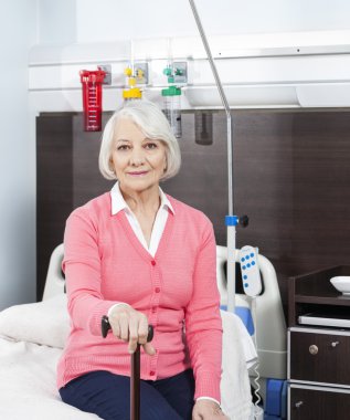 Baston rehabilitasyon Merkezi'nde tutan üst düzey kadın