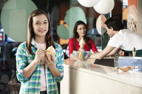 Sonriente chica teniendo helado en el salón —  Fotos de Stock